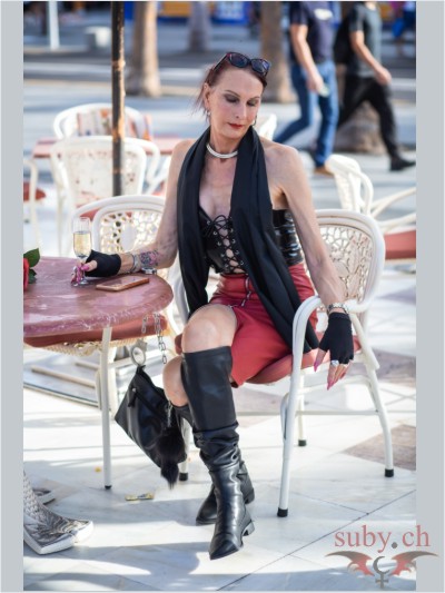 Lady Suby Balmer con un outfit completamente en cuero, restaurante callejero, Las Américas, Tenerife.