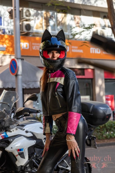 Suby Balmer, ropa y casco de motociclista con orejas de gato.