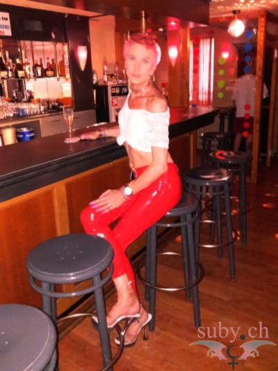 Suby at the Bermuda Bar at Basel con sexy pantalones de charol rojos.