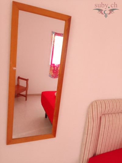 Habitación de juegos de sexo con espejos y muebles canarios.